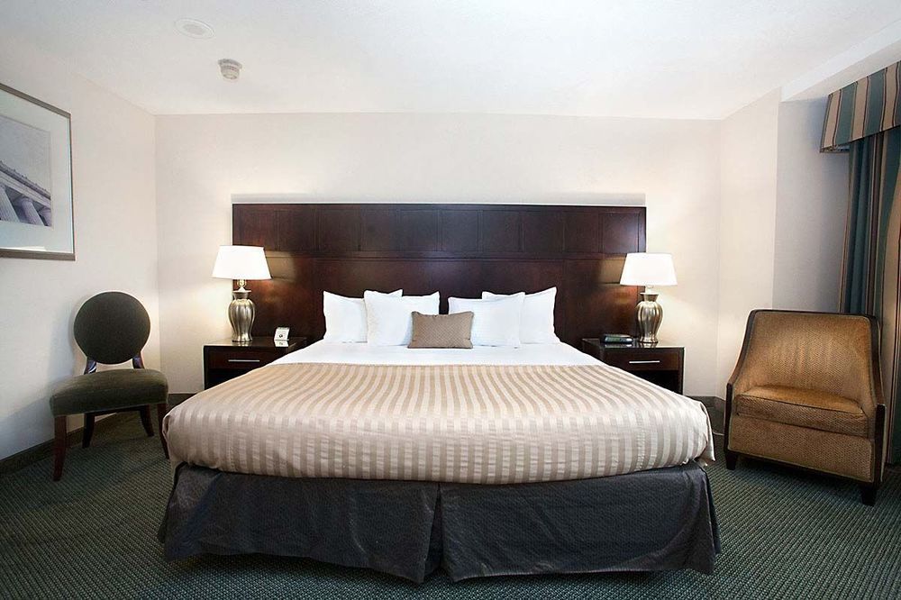 Capital Plaza Hotel Frankfort Buitenkant foto