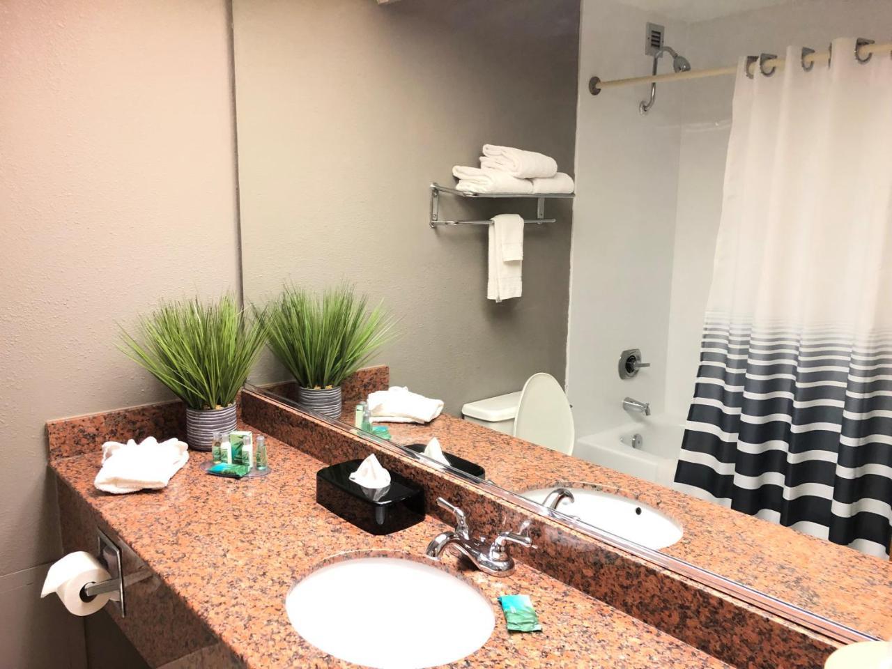 Capital Plaza Hotel Frankfort Buitenkant foto